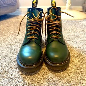 Women’s 8 like new De. martens, deep green